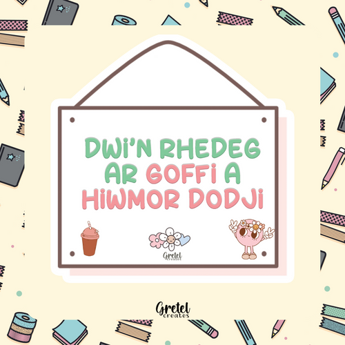 Dwi'n Rhedeg ar Goffi a Hiwmor Dodji - Sticer Cymraeg - Matte Decorative Vinyl Die Cut Sticker - Fully Waterproof